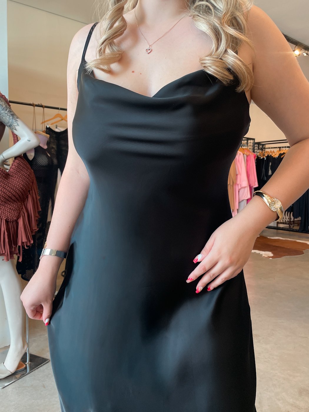 03 vestido slip dress de cetim midi com alca e gola boba aline