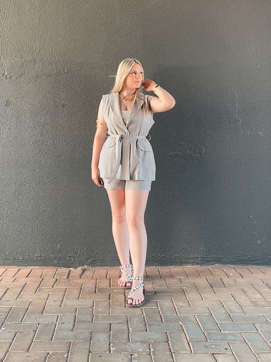 22 conjunto feminino de short e colete alongado com cinto faixa mayra