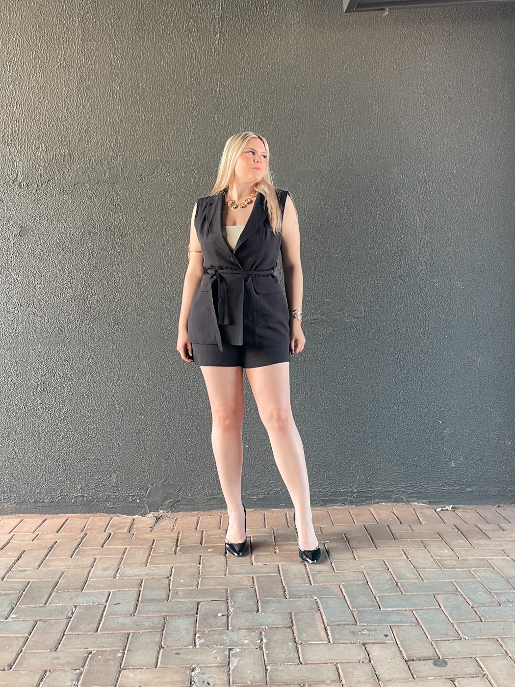 28 conjunto feminino de short e colete alongado com cinto faixa mayra