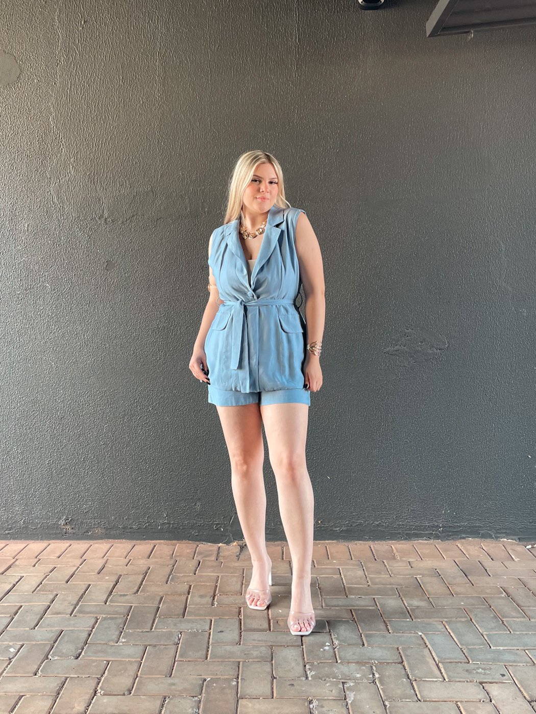 36 conjunto feminino de short e colete alongado com cinto faixa mayra