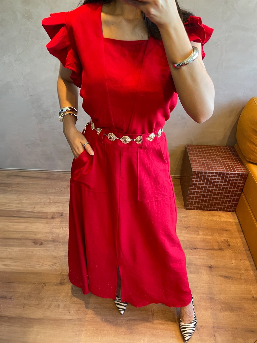 02 conjunto feminino com blusa de manga com babado e saia midi com fenda frontal julia