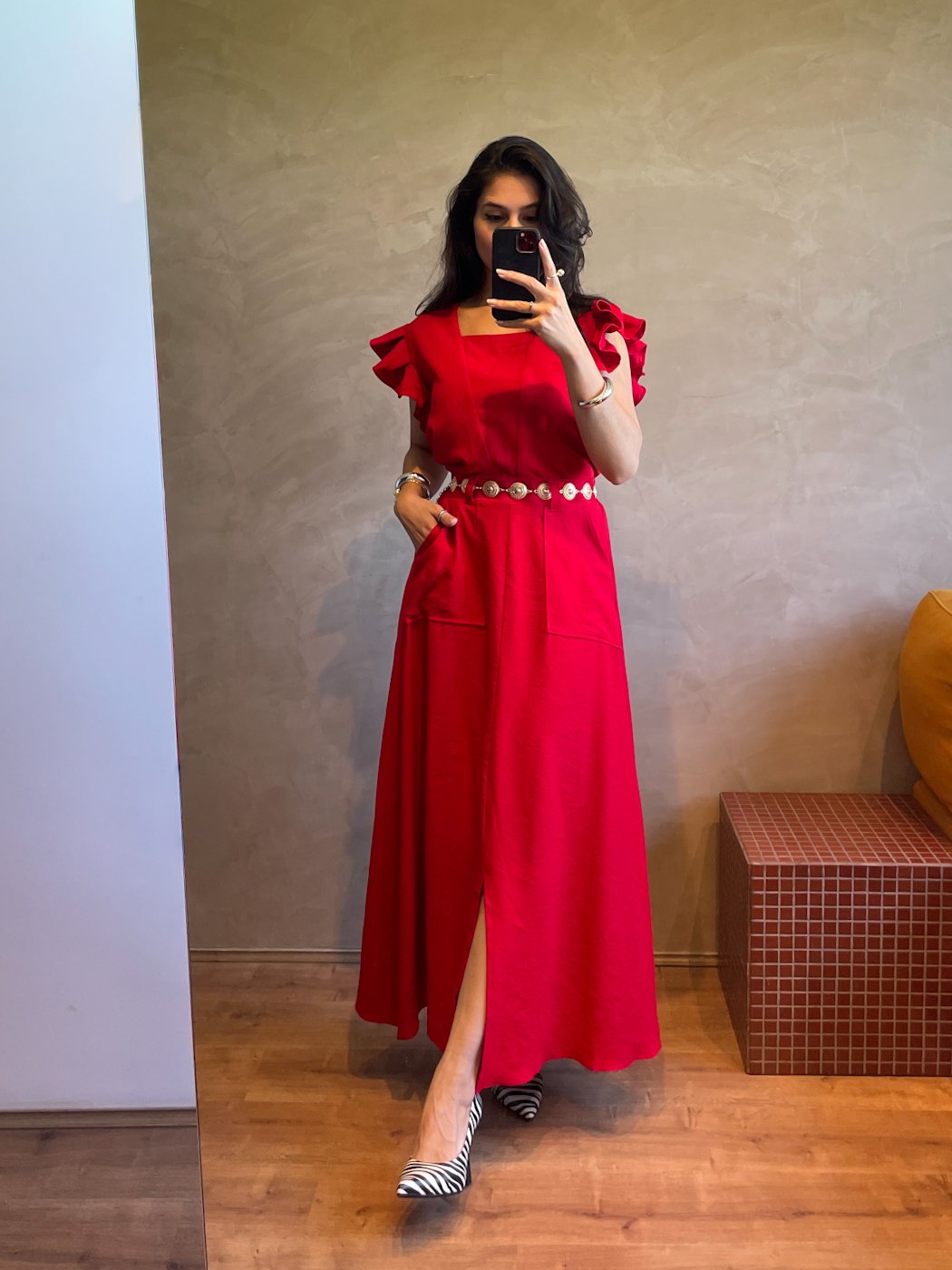 03 conjunto feminino com blusa de manga com babado e saia midi com fenda frontal julia