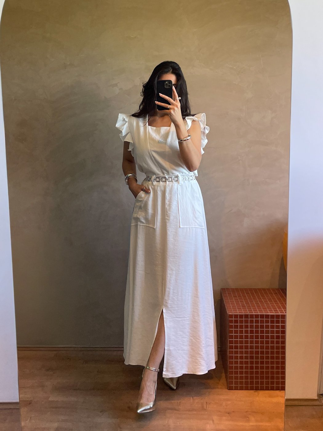 07 conjunto feminino com blusa de manga com babado e saia midi com fenda frontal julia