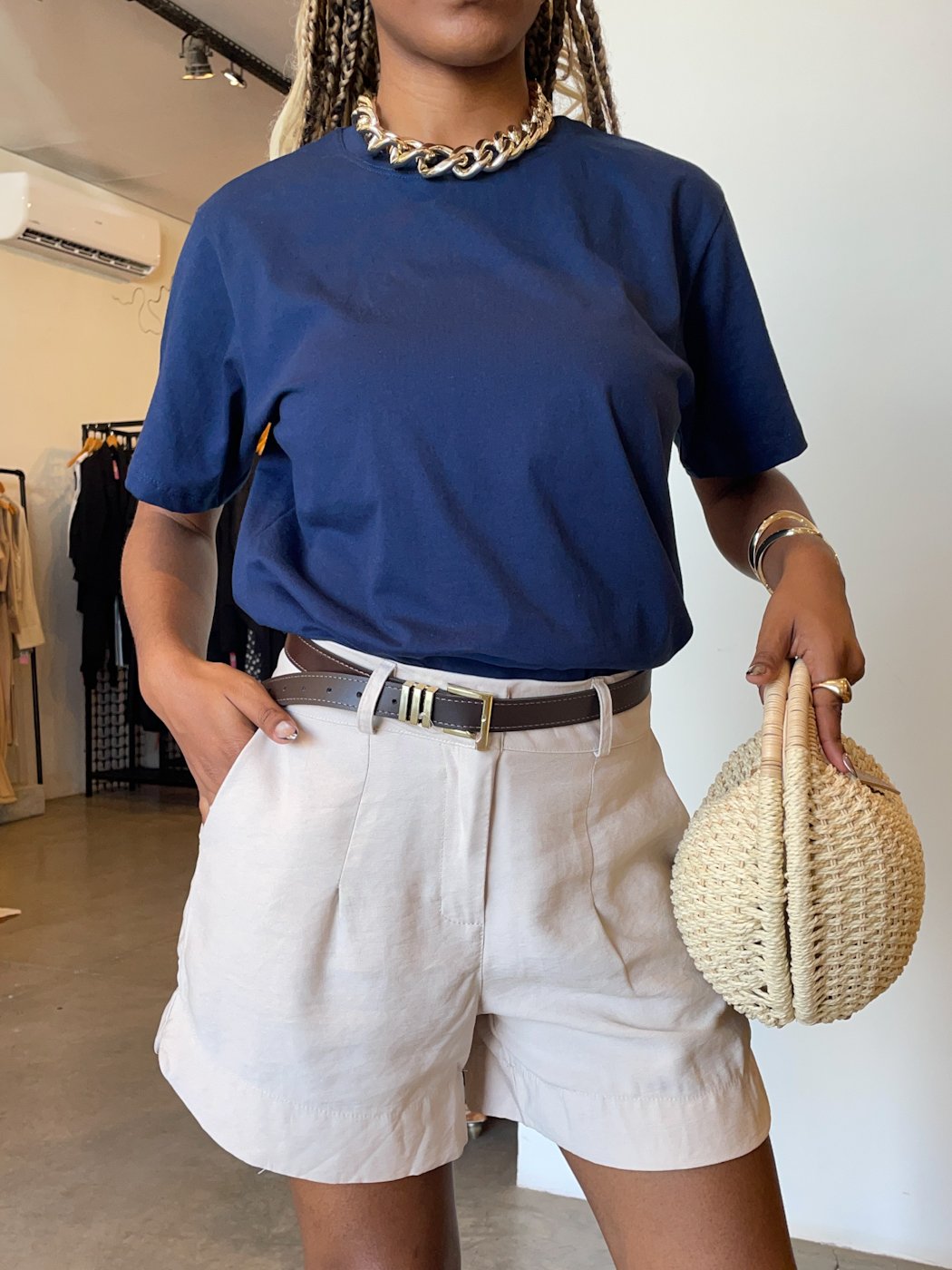 15 short social barra arredondada com botao contorno dourado maiara