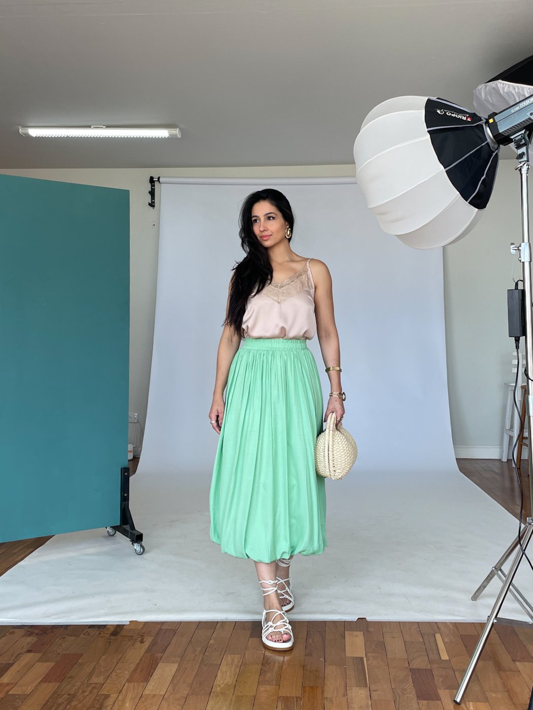 05 regata de renda larga com decote v classica encorpada maria