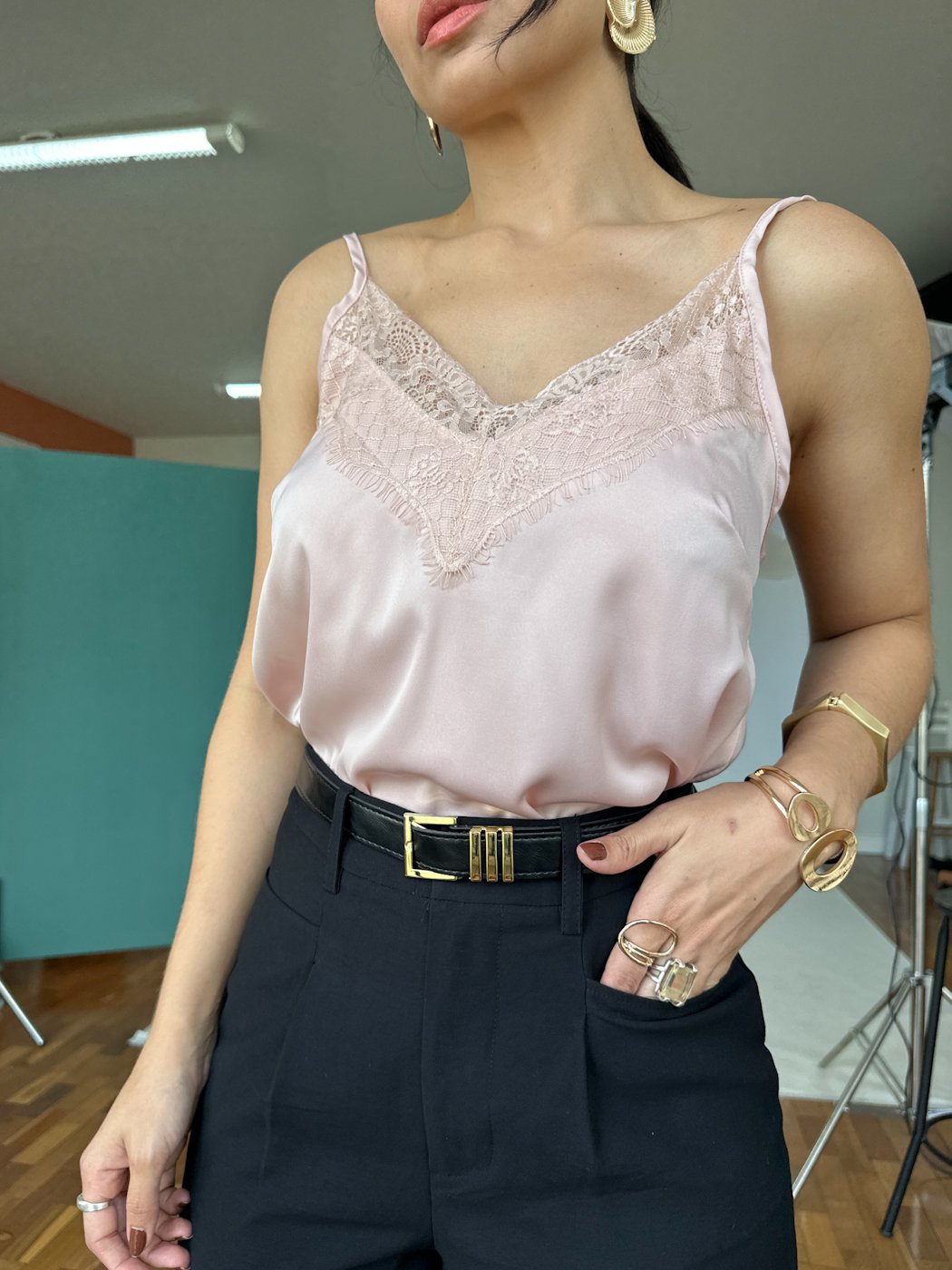 33 regata de renda larga com decote v classica encorpada maria