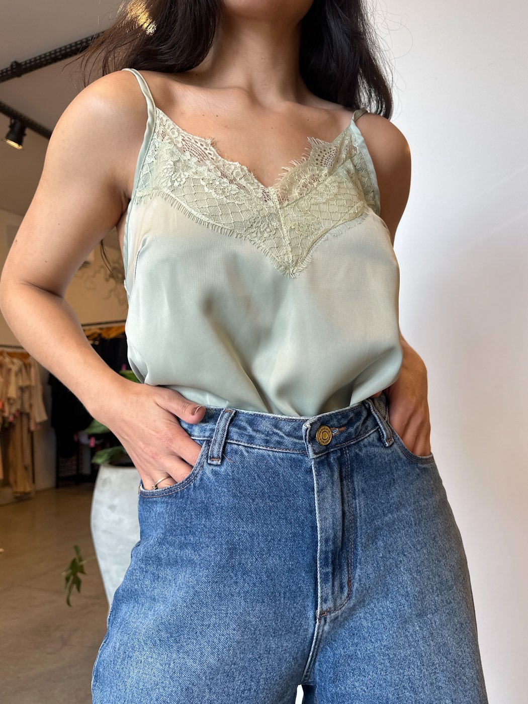 45 regata de renda larga com decote v classica encorpada maria