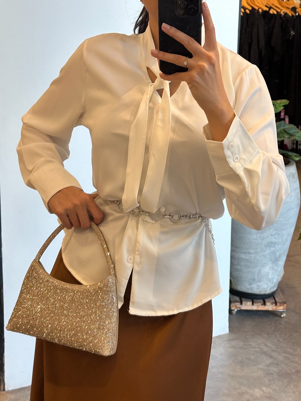 03 camisa feminina acetinada com amarracao no pescoco manga longa michele