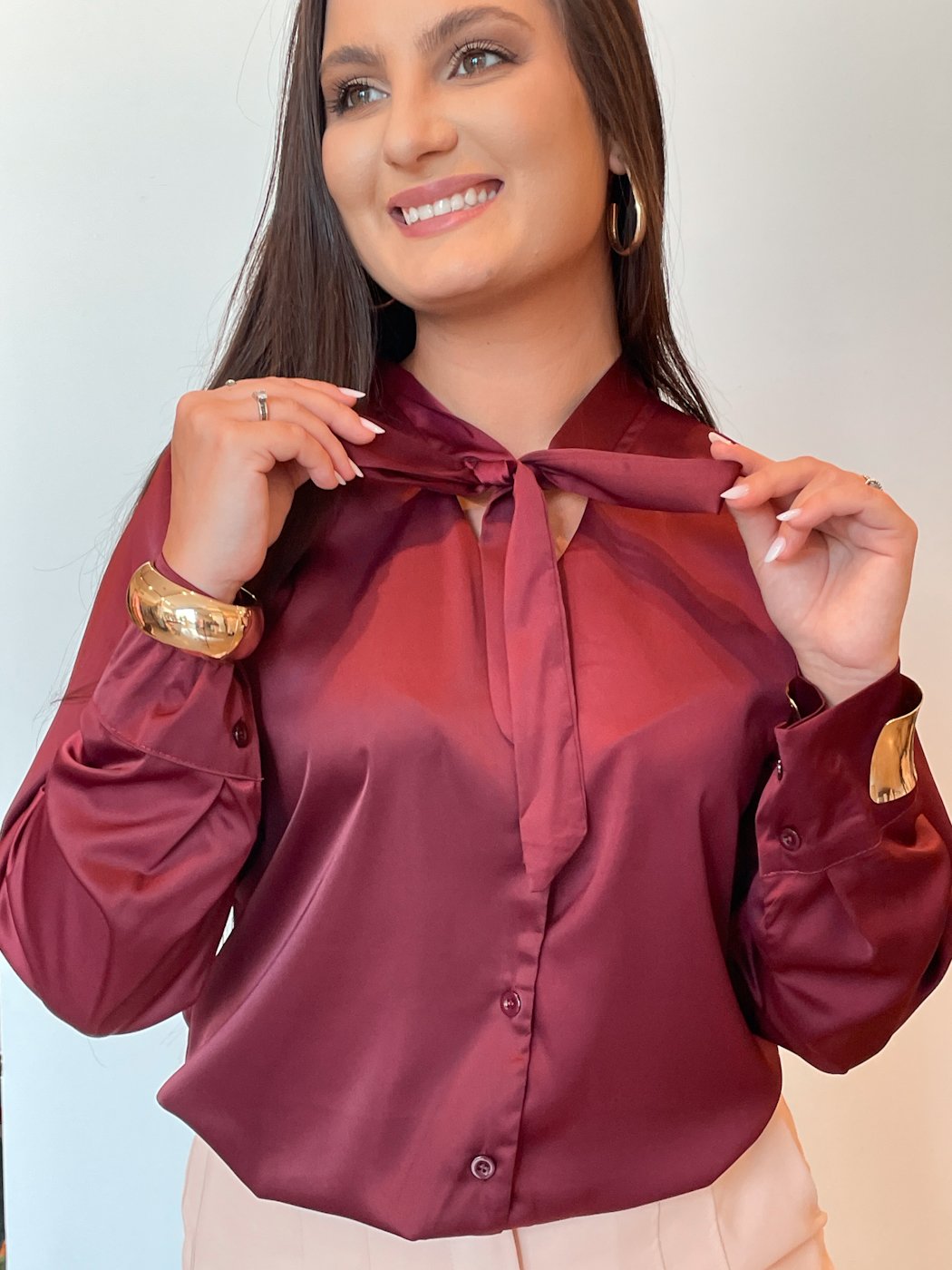 21 camisa feminina acetinada com amarracao no pescoco manga longa michele