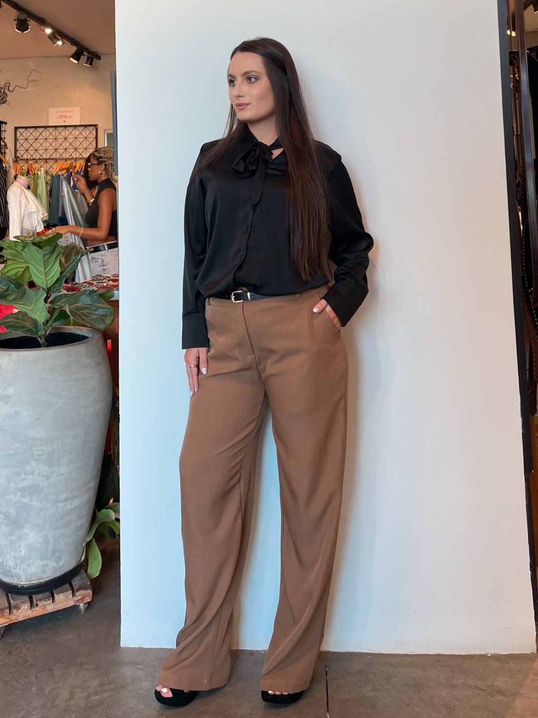 25 camisa feminina acetinada com amarracao no pescoco manga longa michele