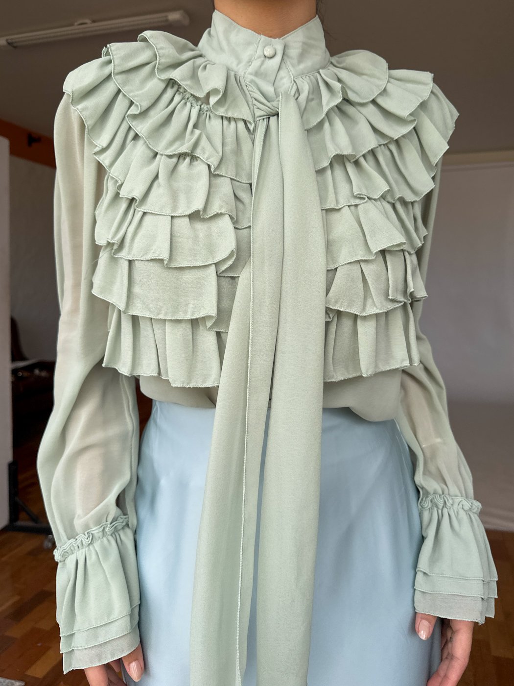 65 camisa boho feminina com babado no busto e manga de crepe lara