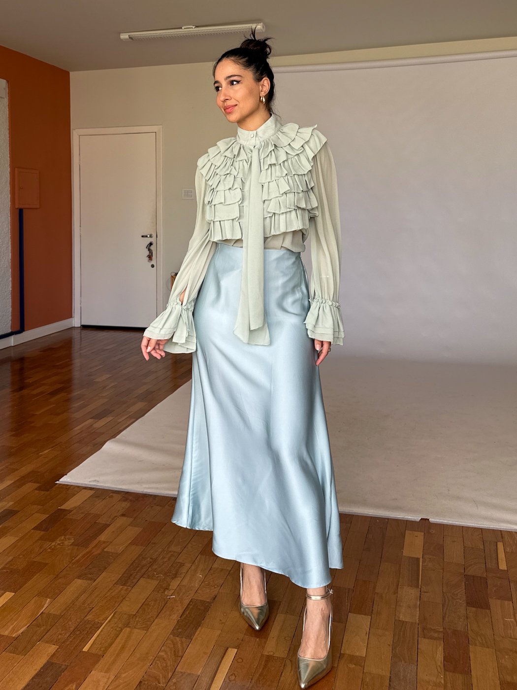 69 camisa boho feminina com babado no busto e manga de crepe lara