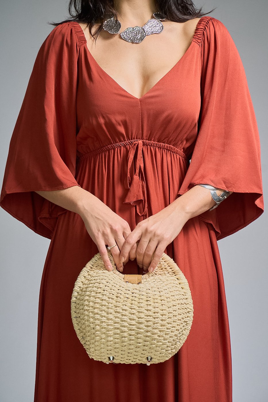 01 vestido longo com manga ampla decote v lastex nas costas amarracao no busto