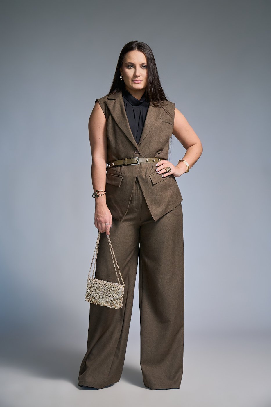 26 conjunto pantalona com bolso faca e colete alongado com bolso falso e cinto maria