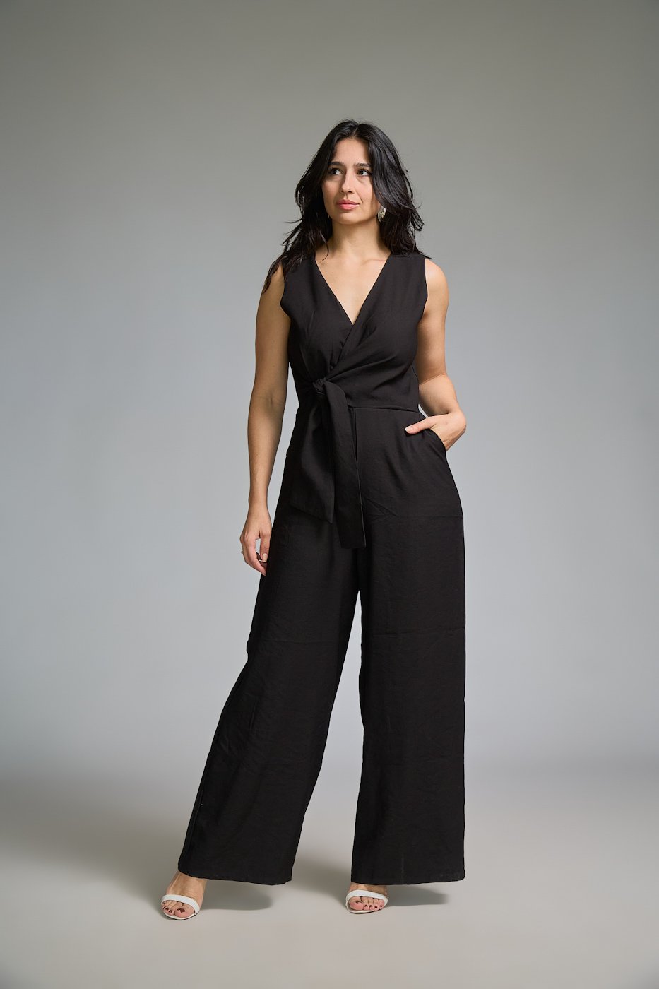 09 macacao feminino viscolinho com alca e decote transpassado pantalona helena