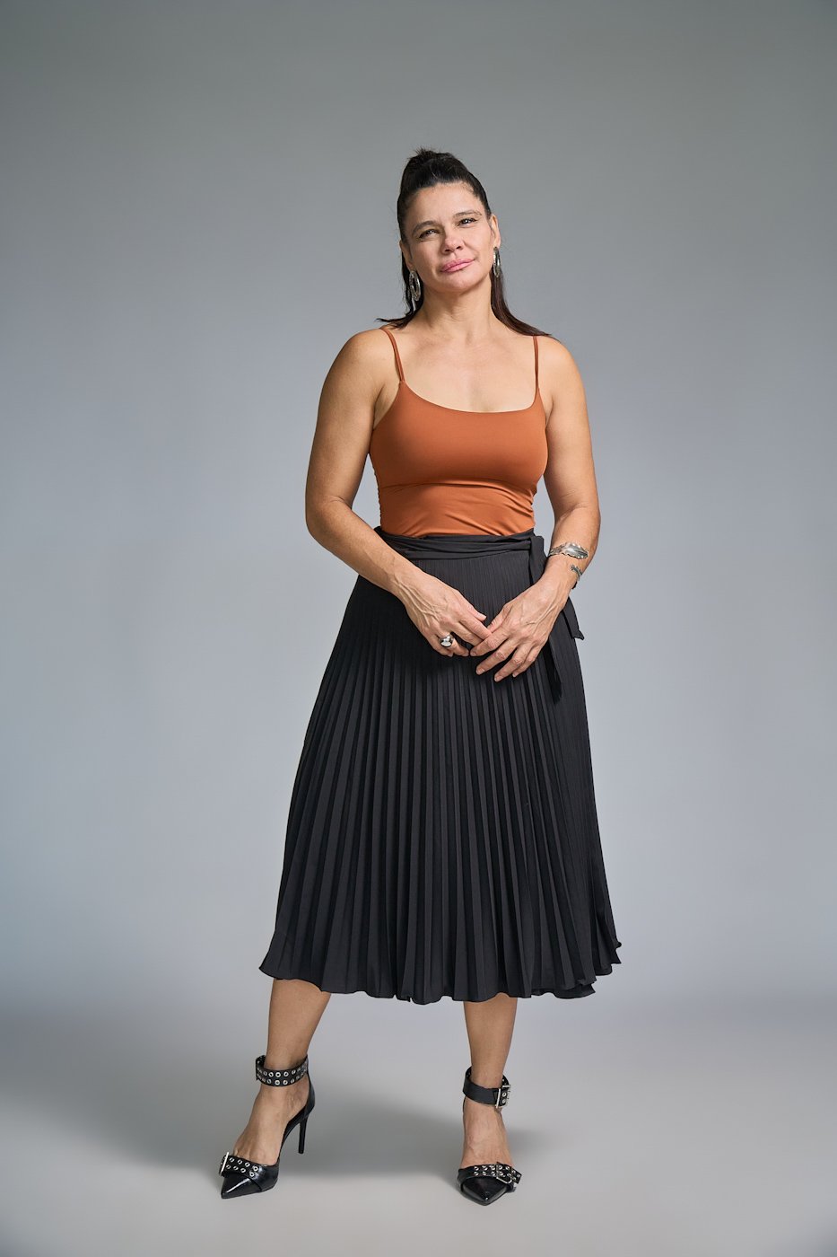 62 saia feminina plissada envelope midi madu