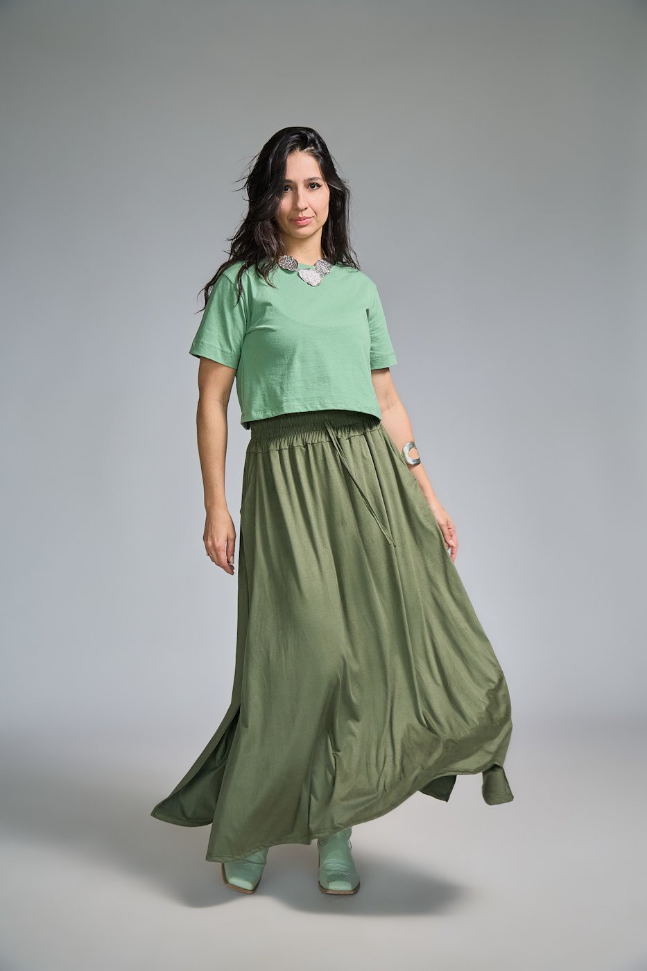 02 saia midi com elastico na cintura e bolso faca com fenda lateral larissa