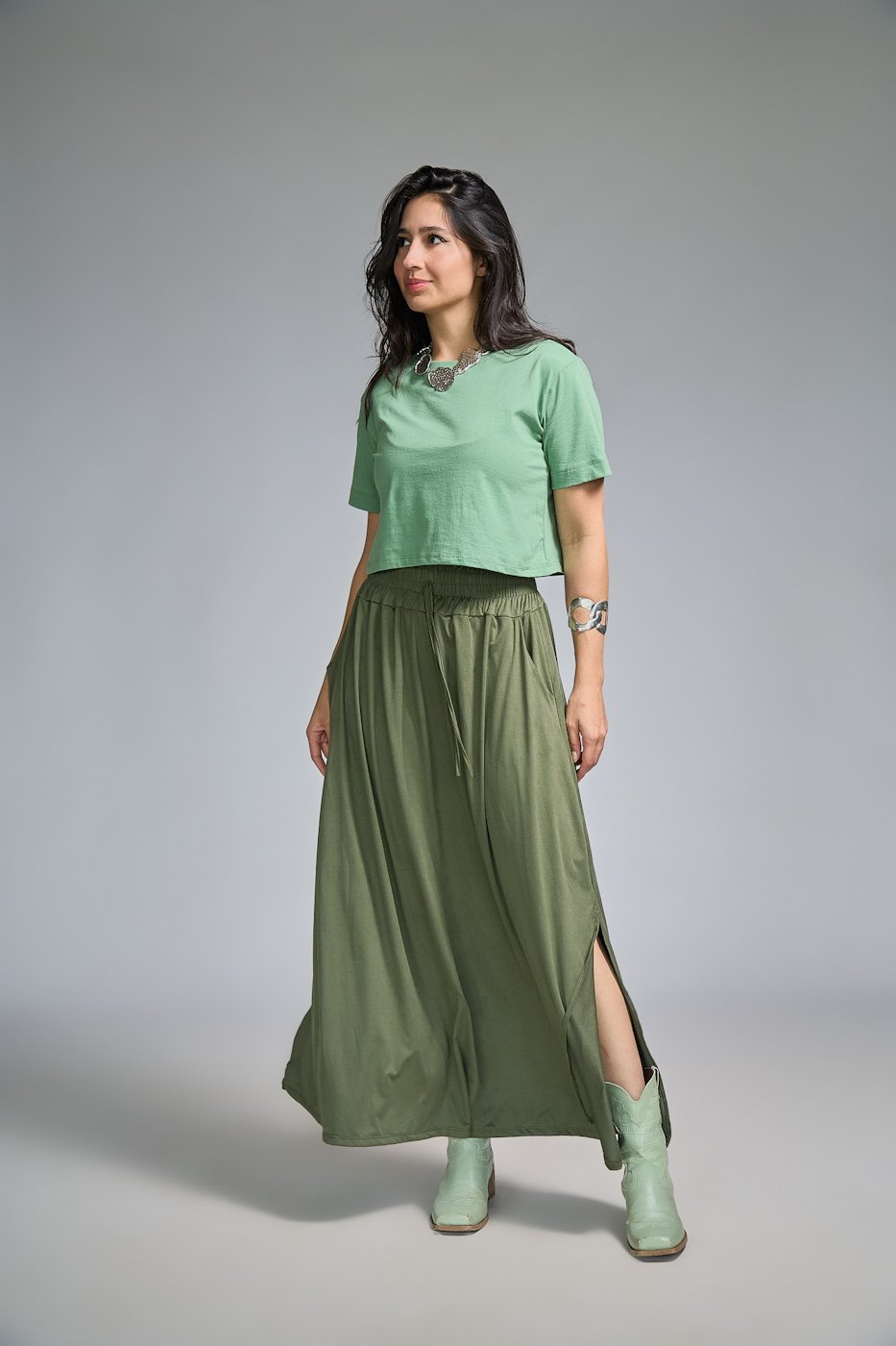 03 saia midi com elastico na cintura e bolso faca com fenda lateral larissa