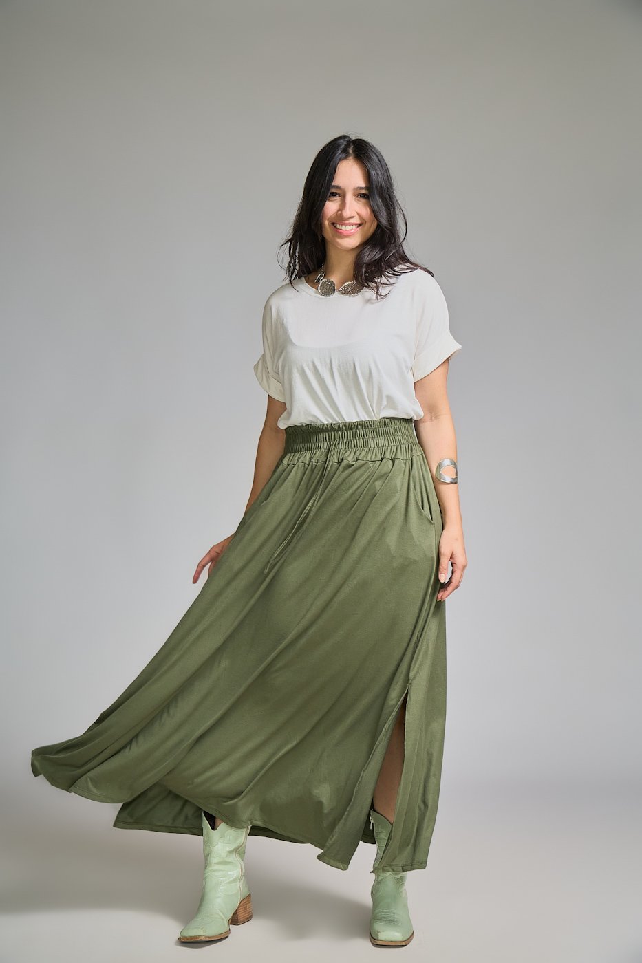 07 saia midi com elastico na cintura e bolso faca com fenda lateral larissa