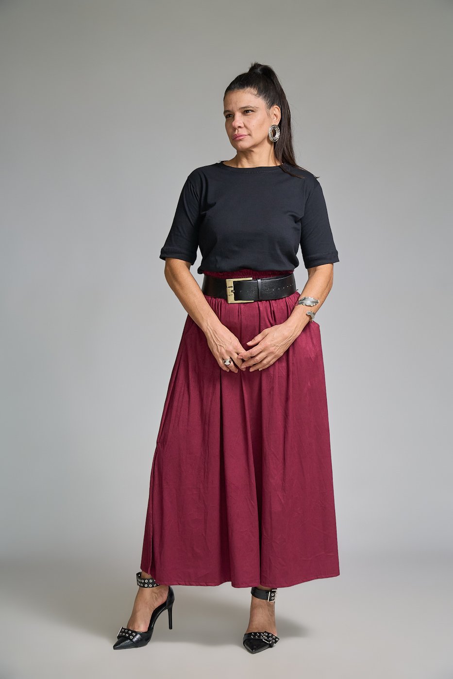 12 saia midi com elastico na cintura e bolso faca com fenda lateral larissa