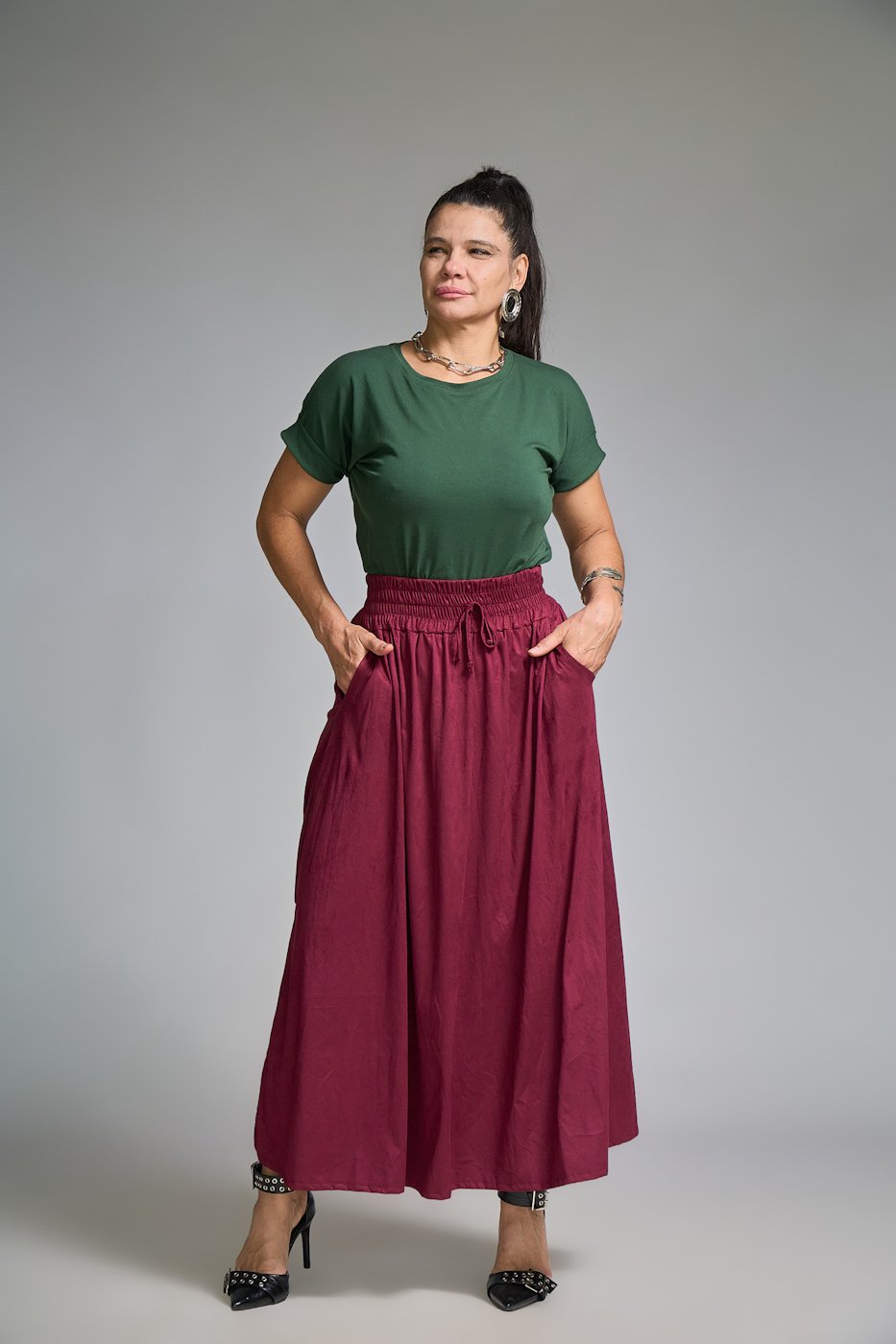 15 saia midi com elastico na cintura e bolso faca com fenda lateral larissa