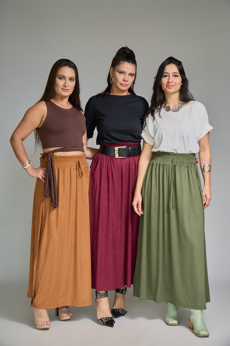 16 saia midi com elastico na cintura e bolso faca com fenda lateral larissa