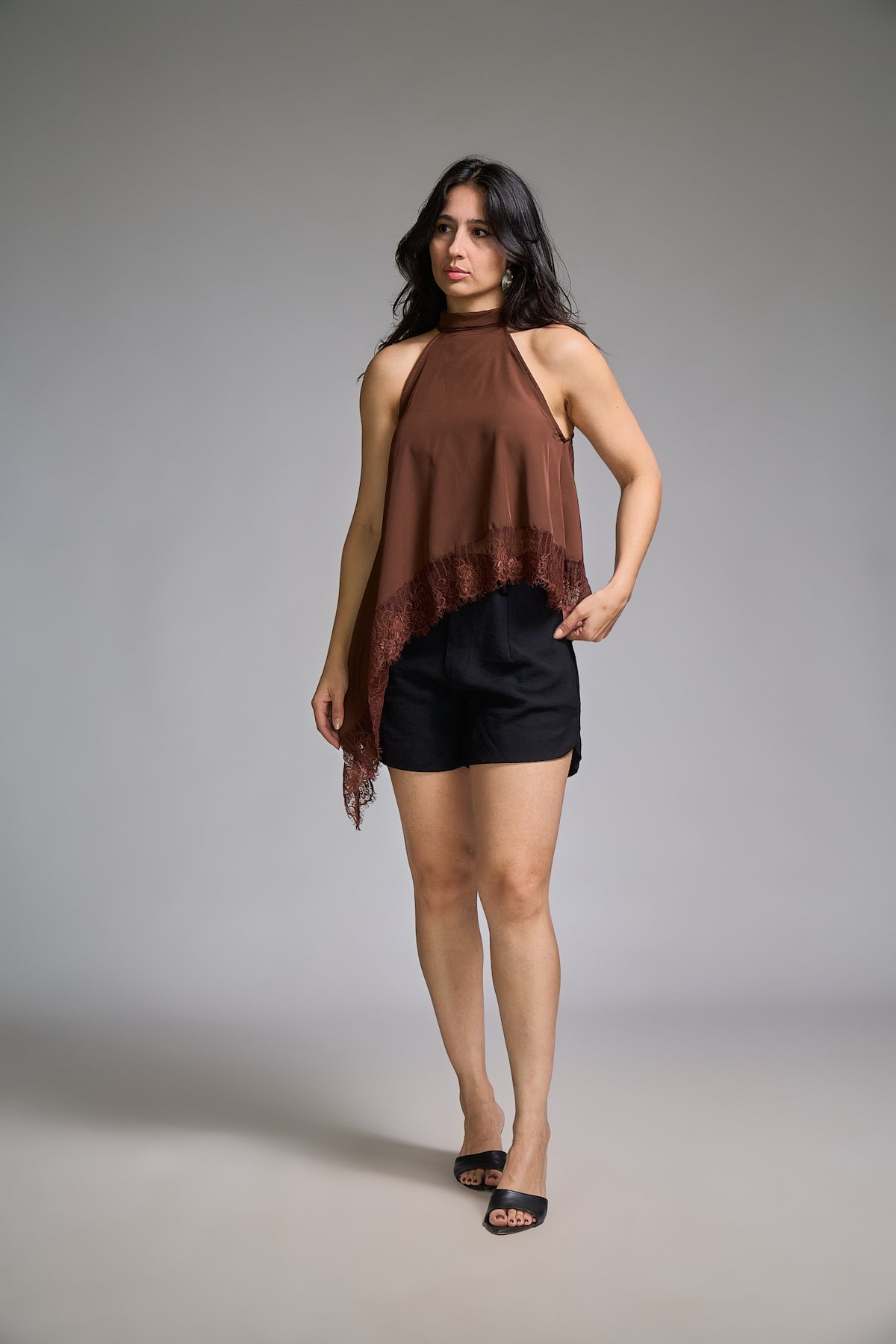 02 blusa gola alta frente unica com bico lateral e renda ellen