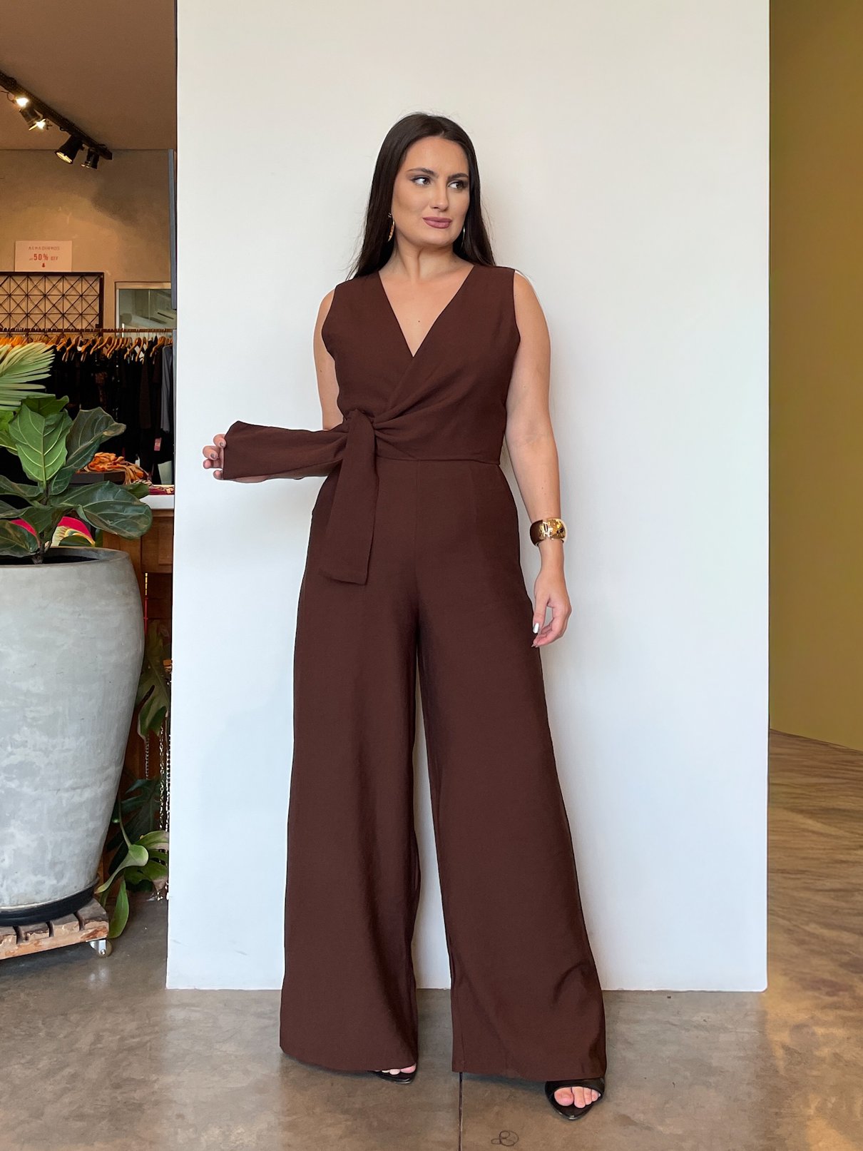 07 macacao feminino com alca e decote transpassado pantalona helena