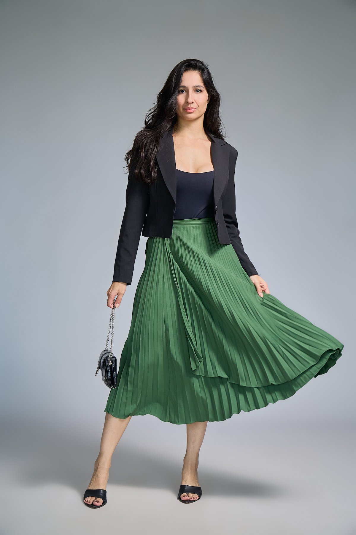 02 blazer curto com bolso falso e botoes na frente e manga isis