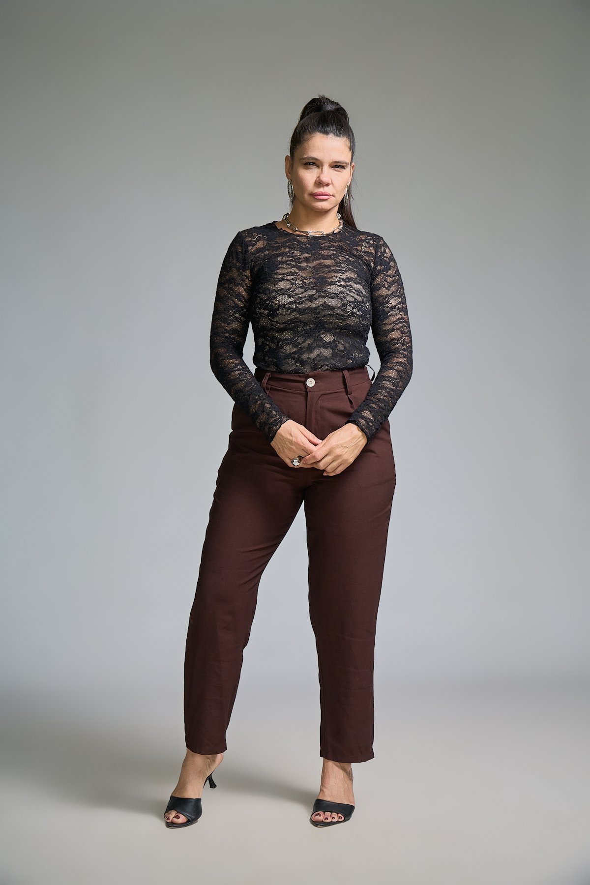 03 blusa de renda com manga longa e gola redonda lauana