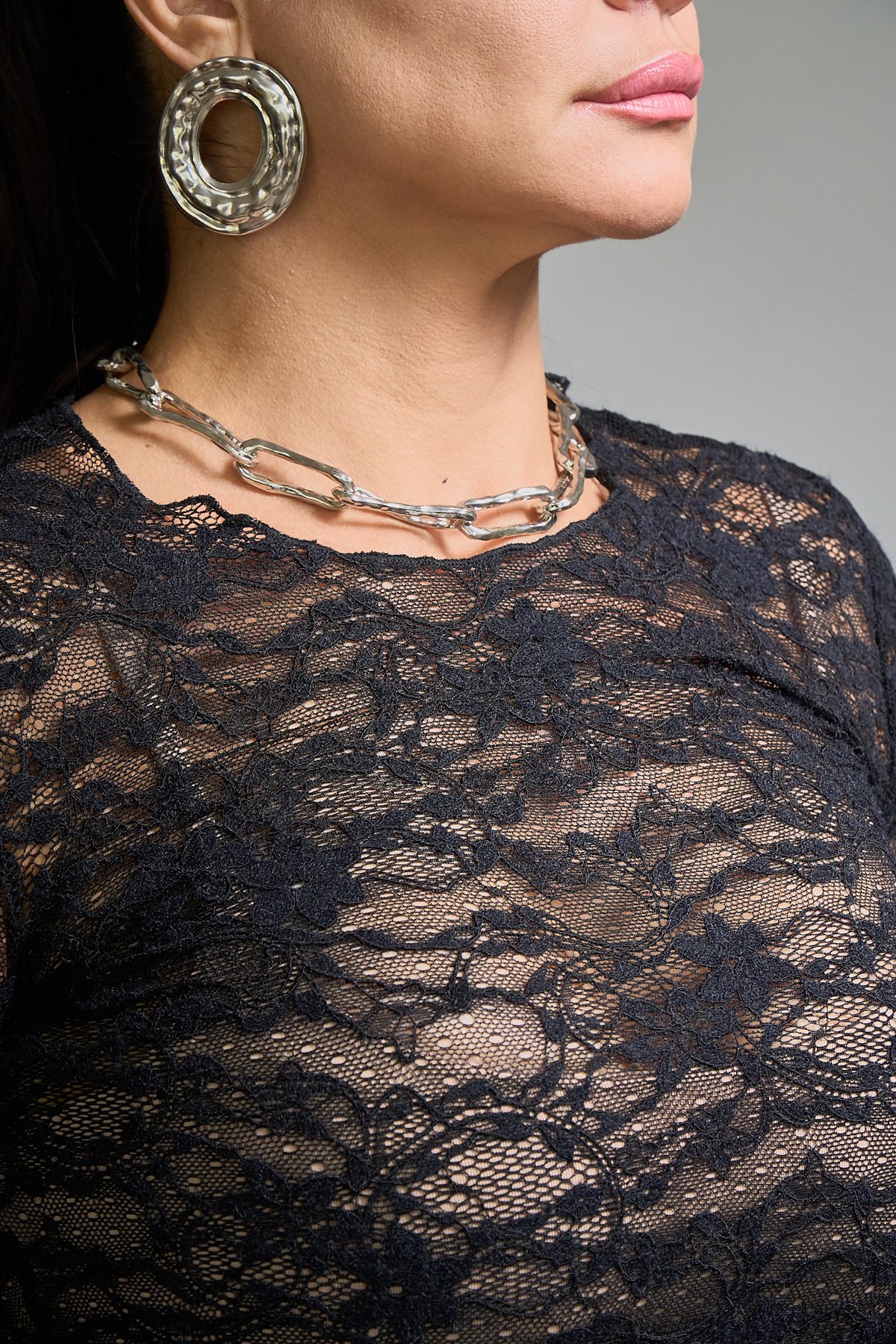 06 blusa de renda com manga longa e gola redonda lauana