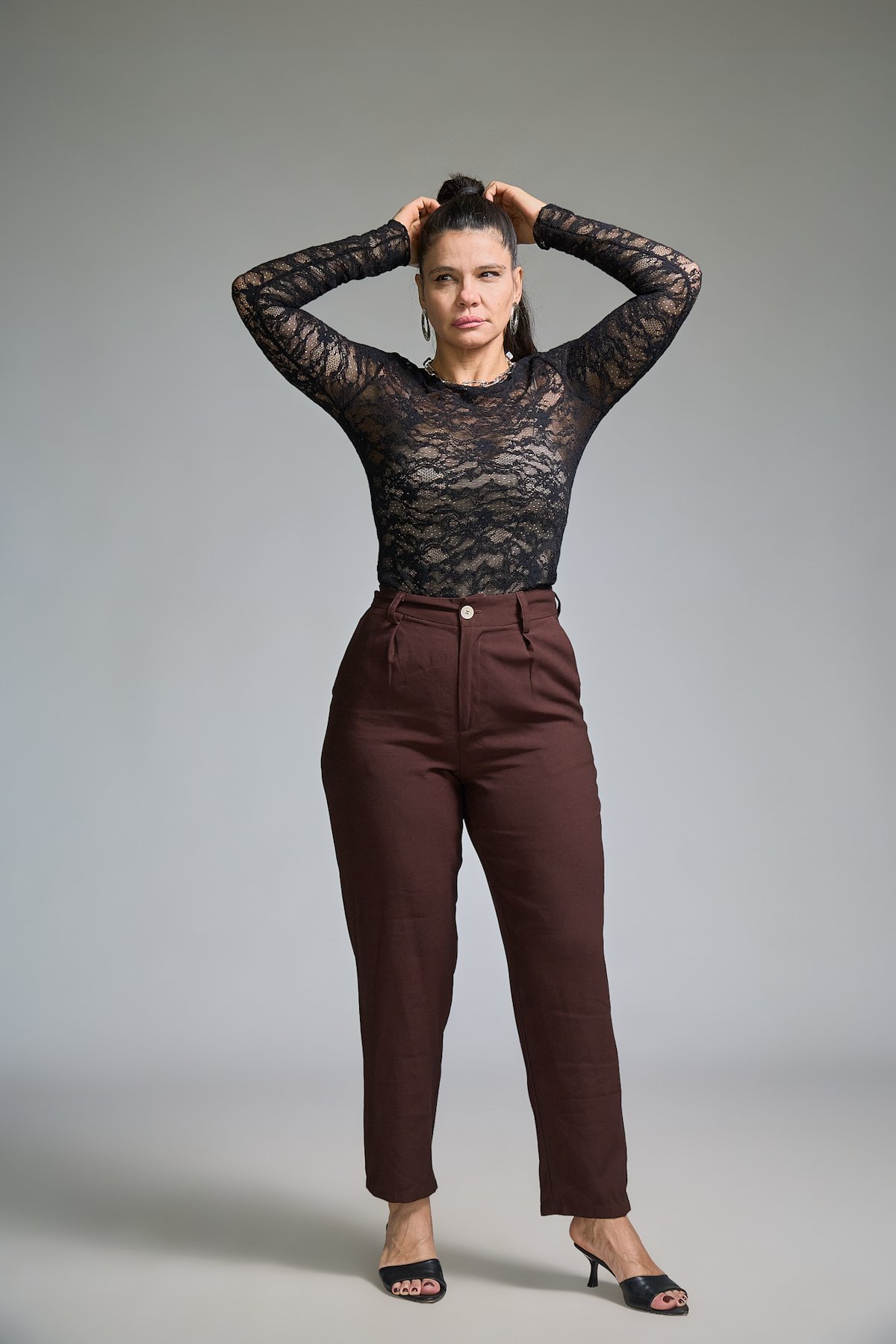 07 blusa de renda com manga longa e gola redonda lauana