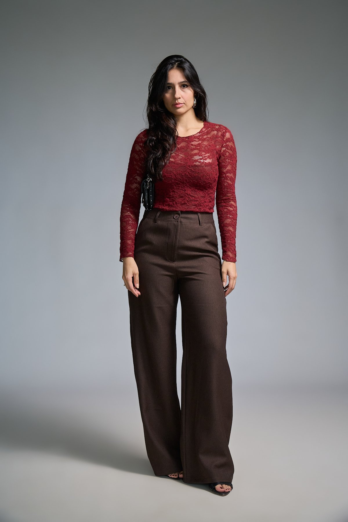 13 blusa de renda com manga longa e gola redonda lauana