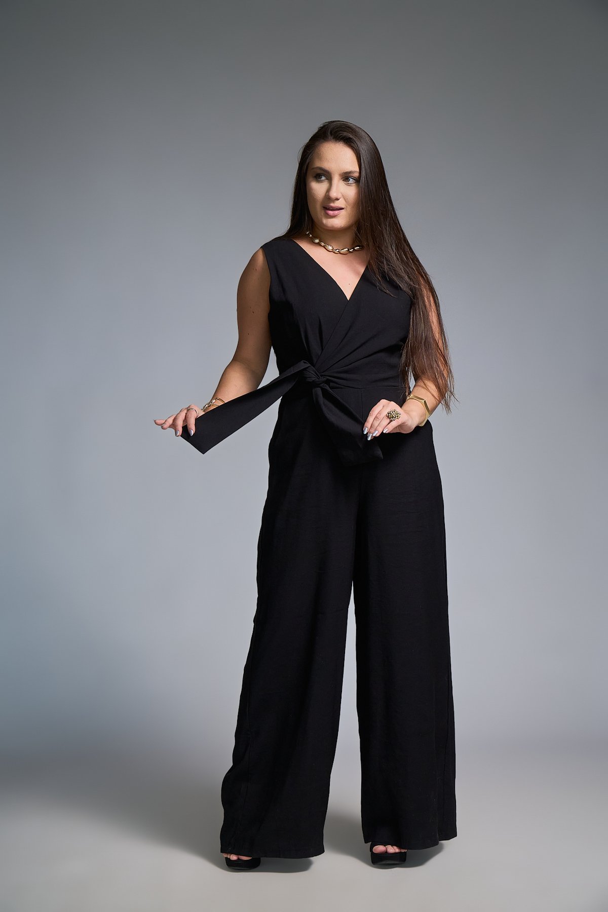 23 macacao feminino com alca e decote transpassado pantalona helena