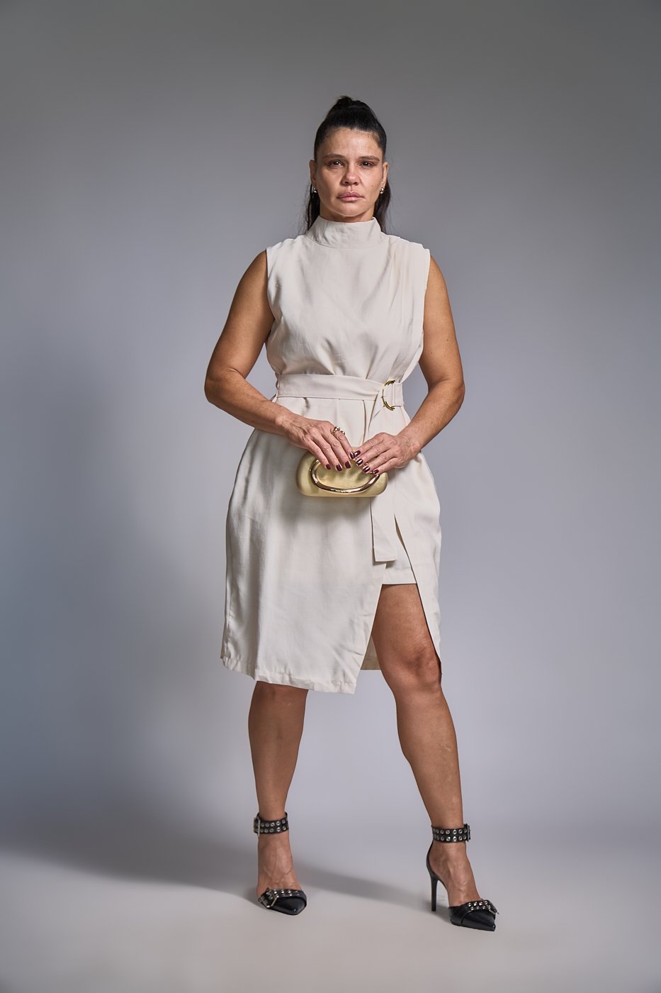 24 vestido gola alta com cinto faixa e fivela com recorte sobreposto gabi