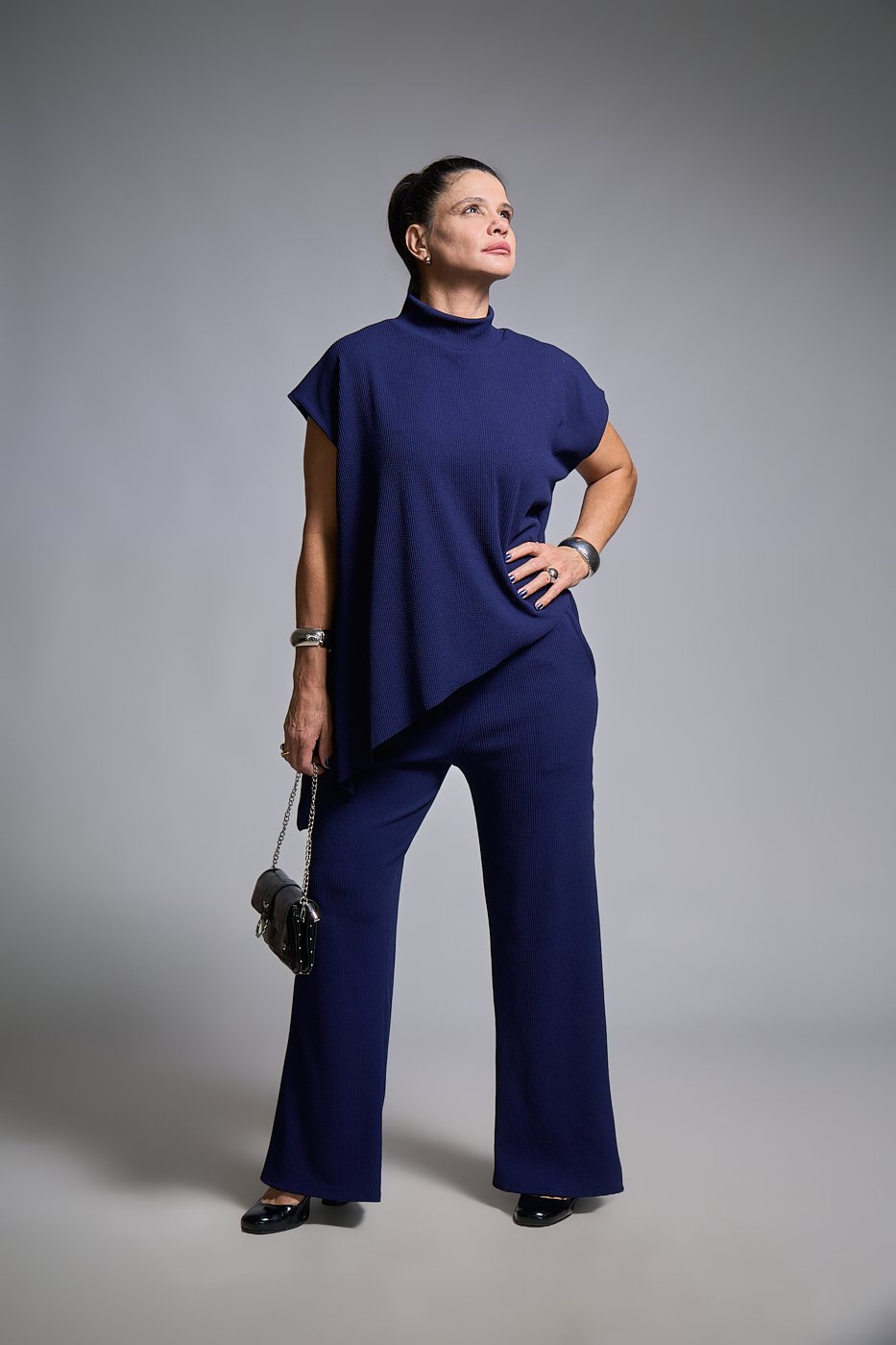 03 conjunto pantalona e blusa ampla assimetrica sem manga com gola alta beatriz