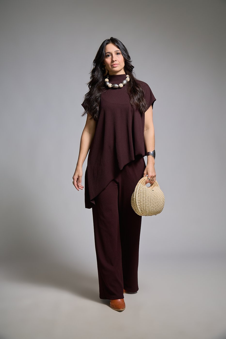 17 conjunto pantalona e blusa ampla assimetrica sem manga com gola alta beatriz