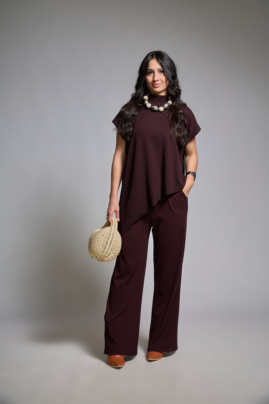 18 conjunto pantalona e blusa ampla assimetrica sem manga com gola alta beatriz