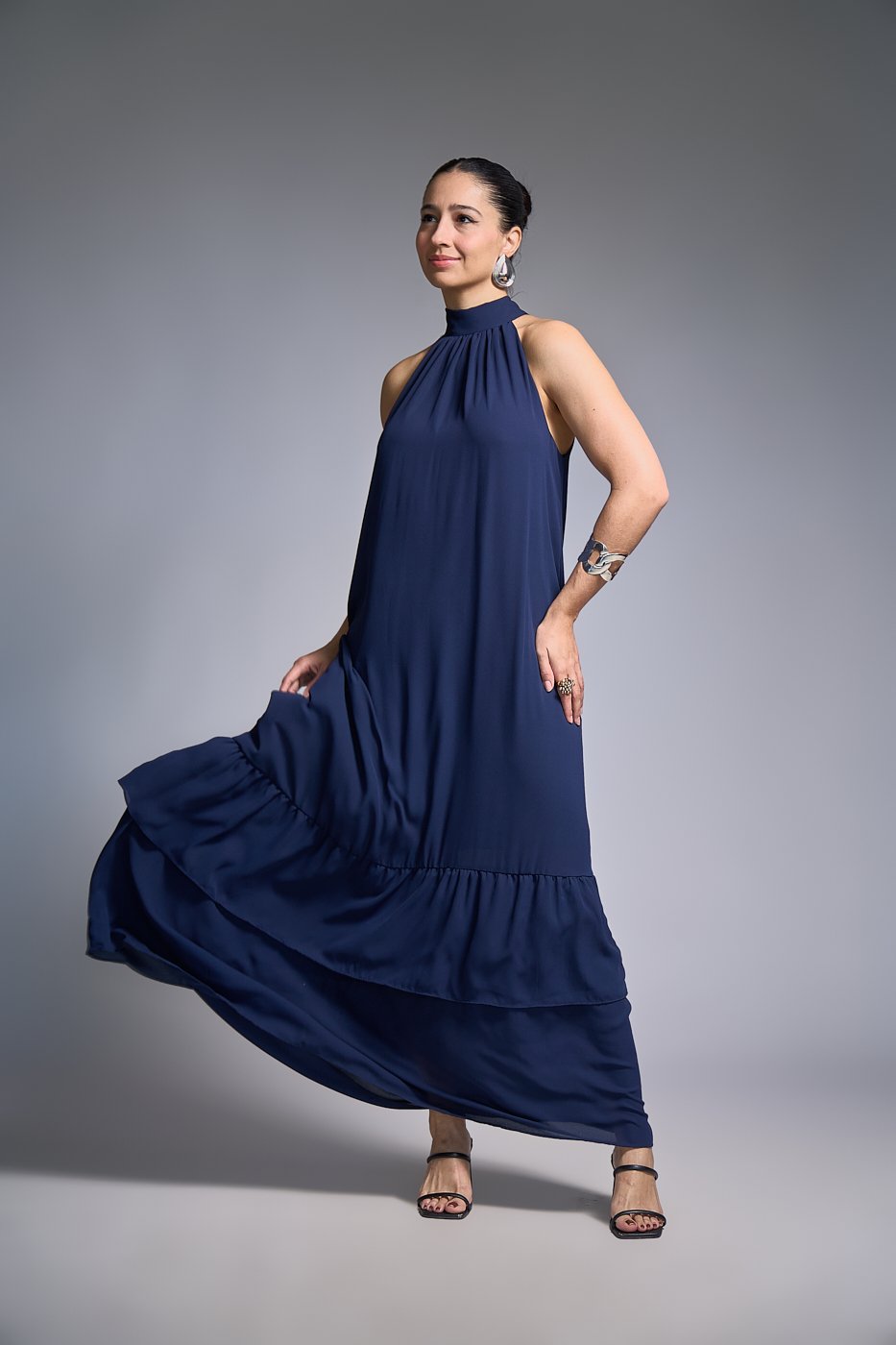 06 vestido longo de frente unica com amarracao no pescoco e babados na barra mia