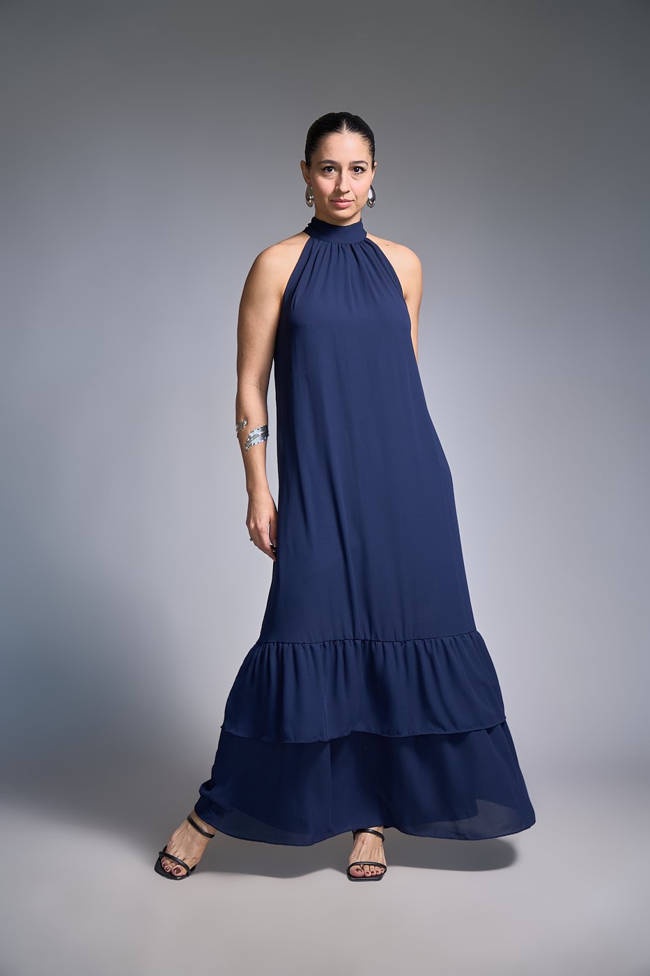 13 vestido longo de frente unica com amarracao no pescoco e babados na barra mia