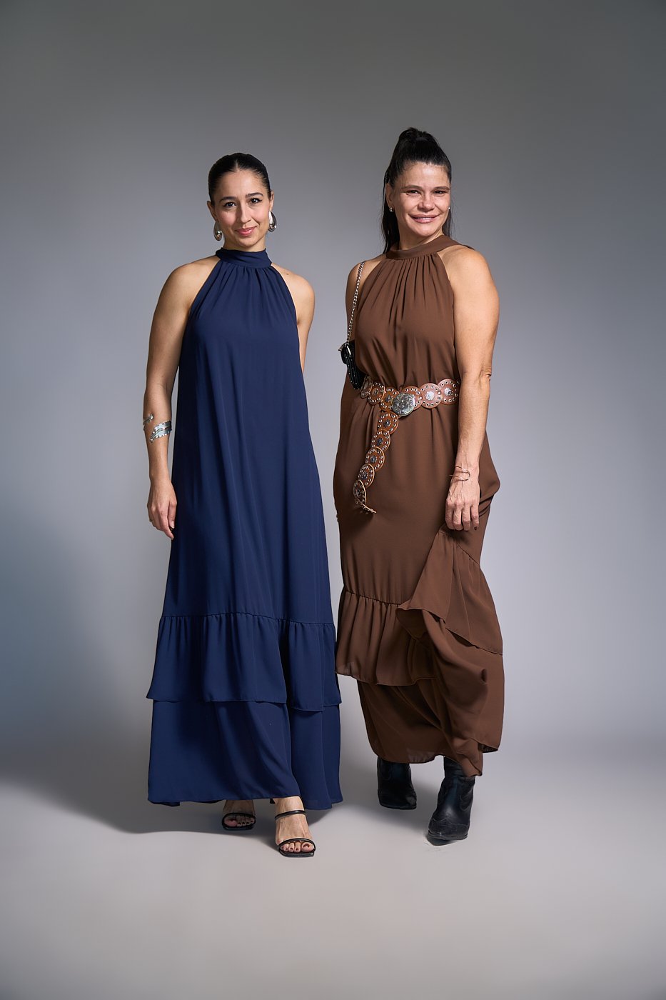 17 vestido longo de frente unica com amarracao no pescoco e babados na barra mia