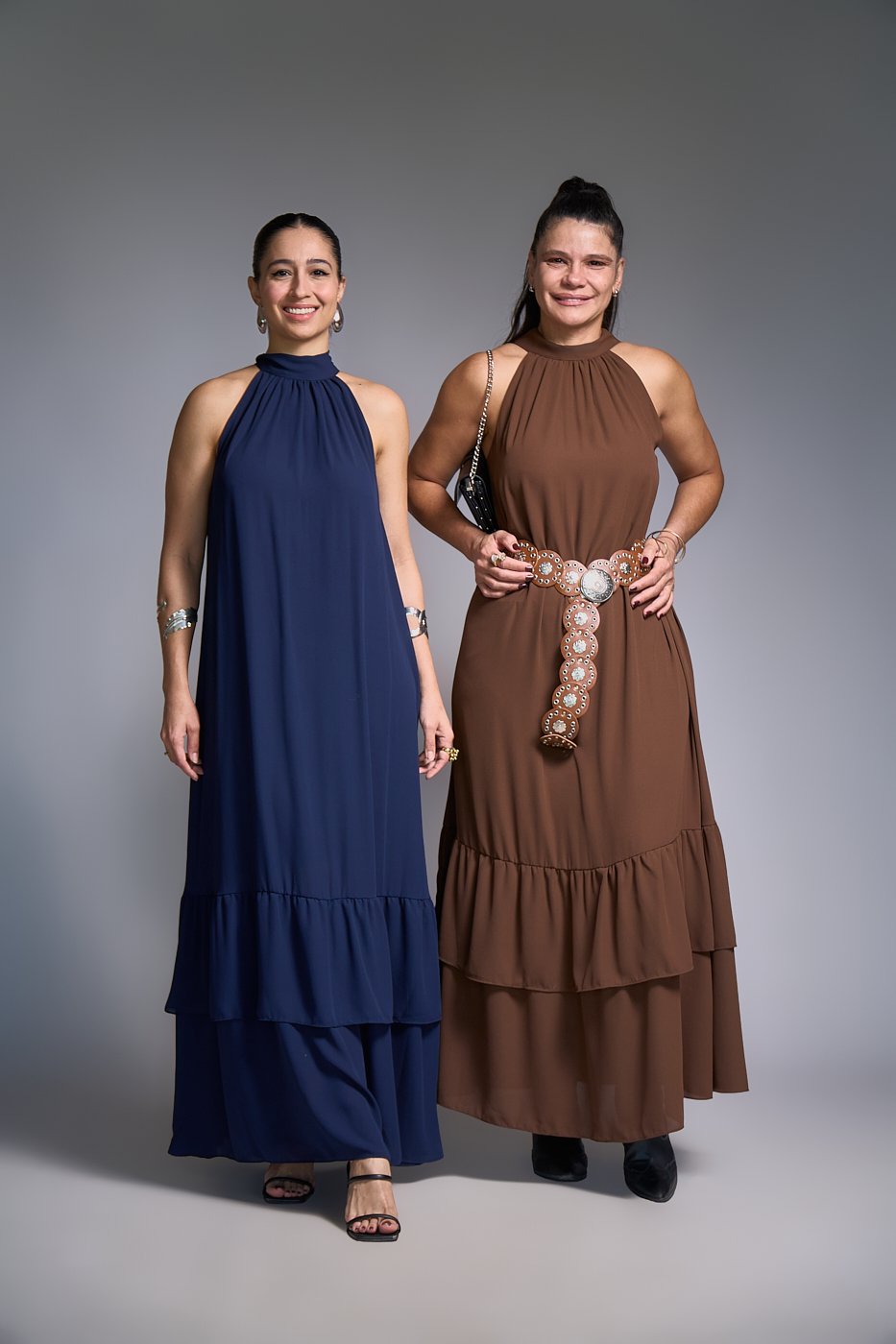 19 vestido longo de frente unica com amarracao no pescoco e babados na barra mia