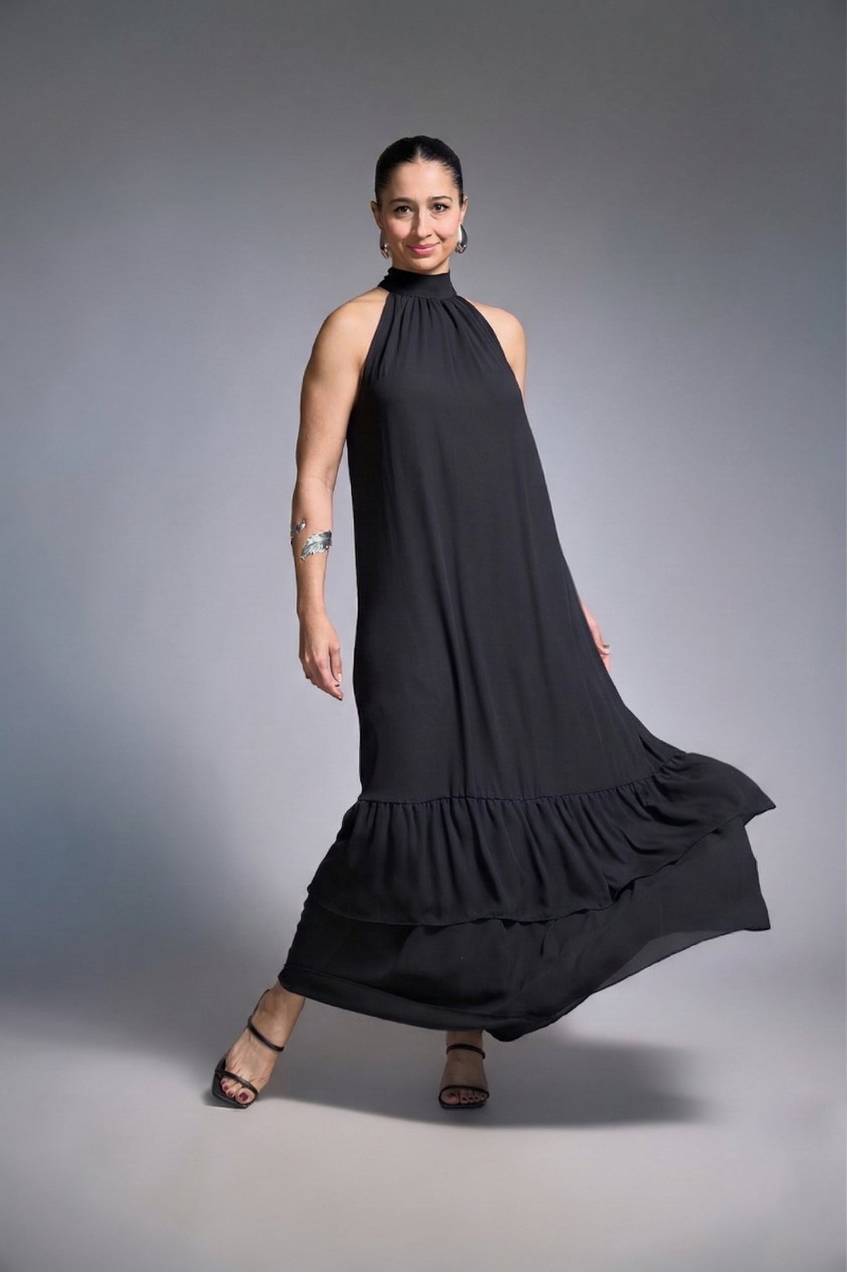 28 vestido longo de frente unica com amarracao no pescoco e babados na barra mia