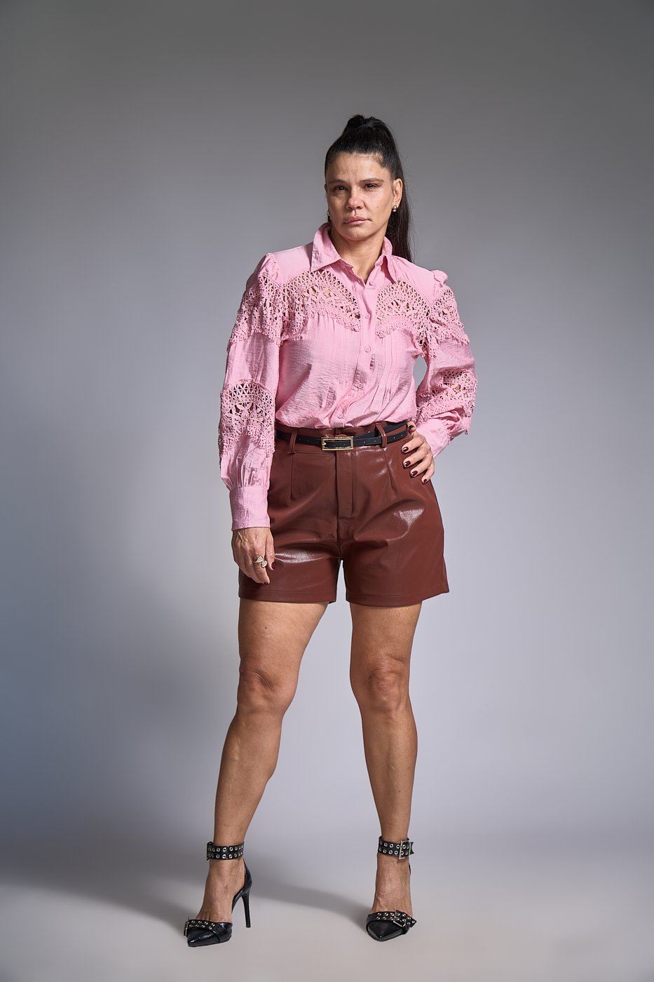 15 short em couro sintetico pu com bolso faca mili