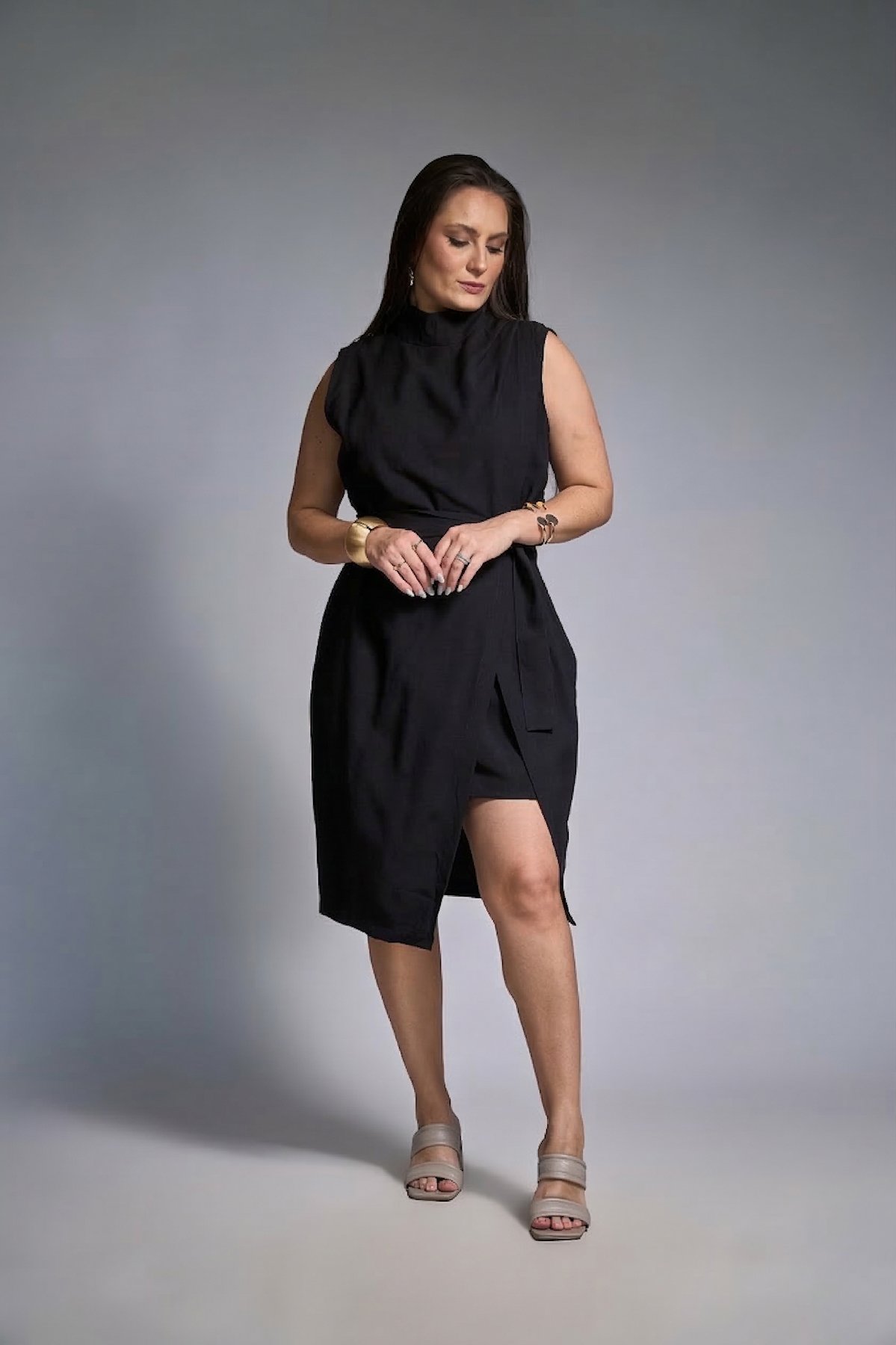 26 vestido gola alta com cinto faixa e fivela com recorte sobreposto gabi