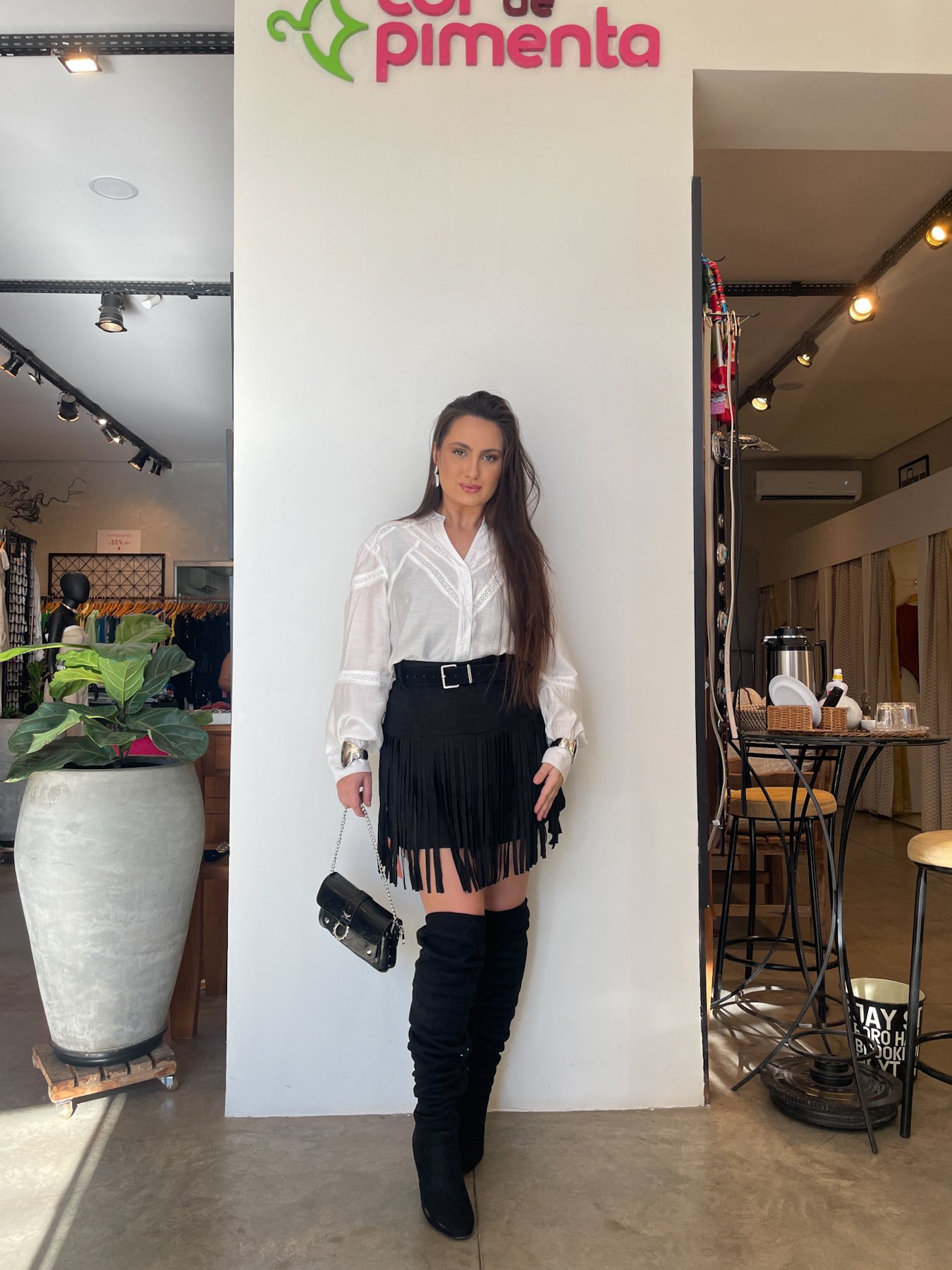 Saia Curta de Suede com Franja e Cinto Ally - Cor de Pimenta