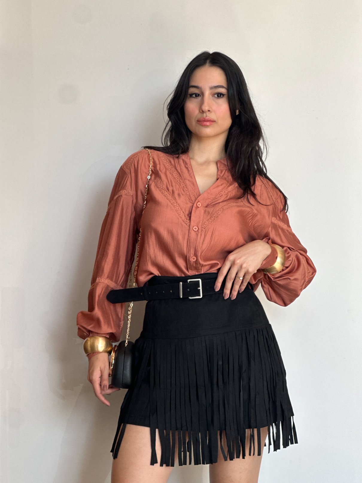 24 saia curta de suede com franja e cinto ally