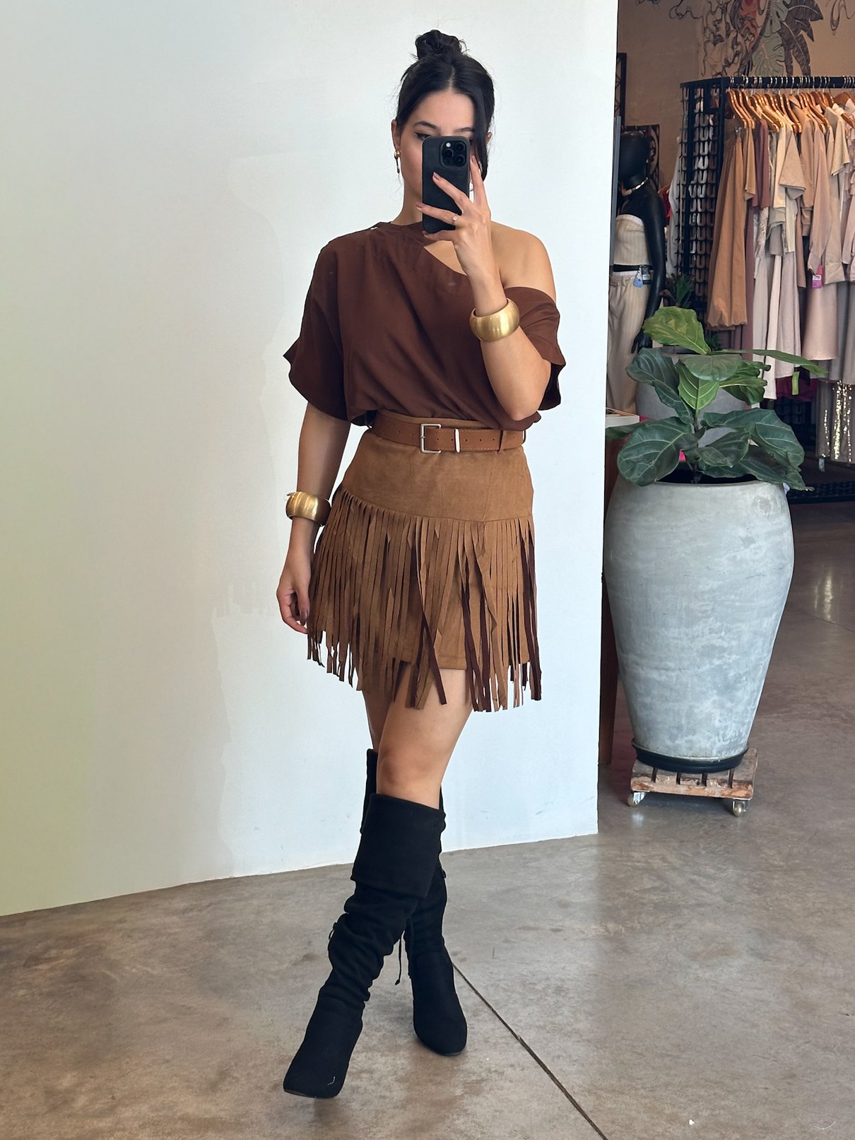 26 saia curta de suede com franja e cinto ally