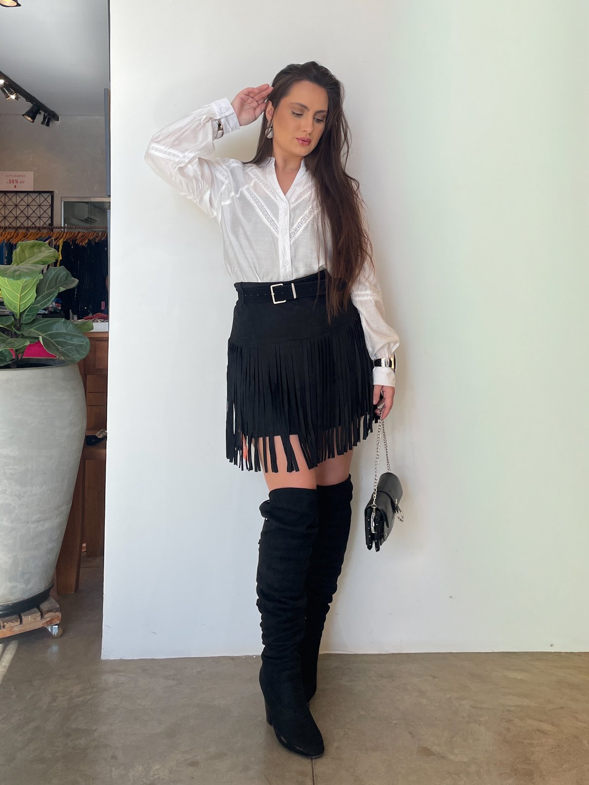 32 saia curta de suede com franja e cinto ally