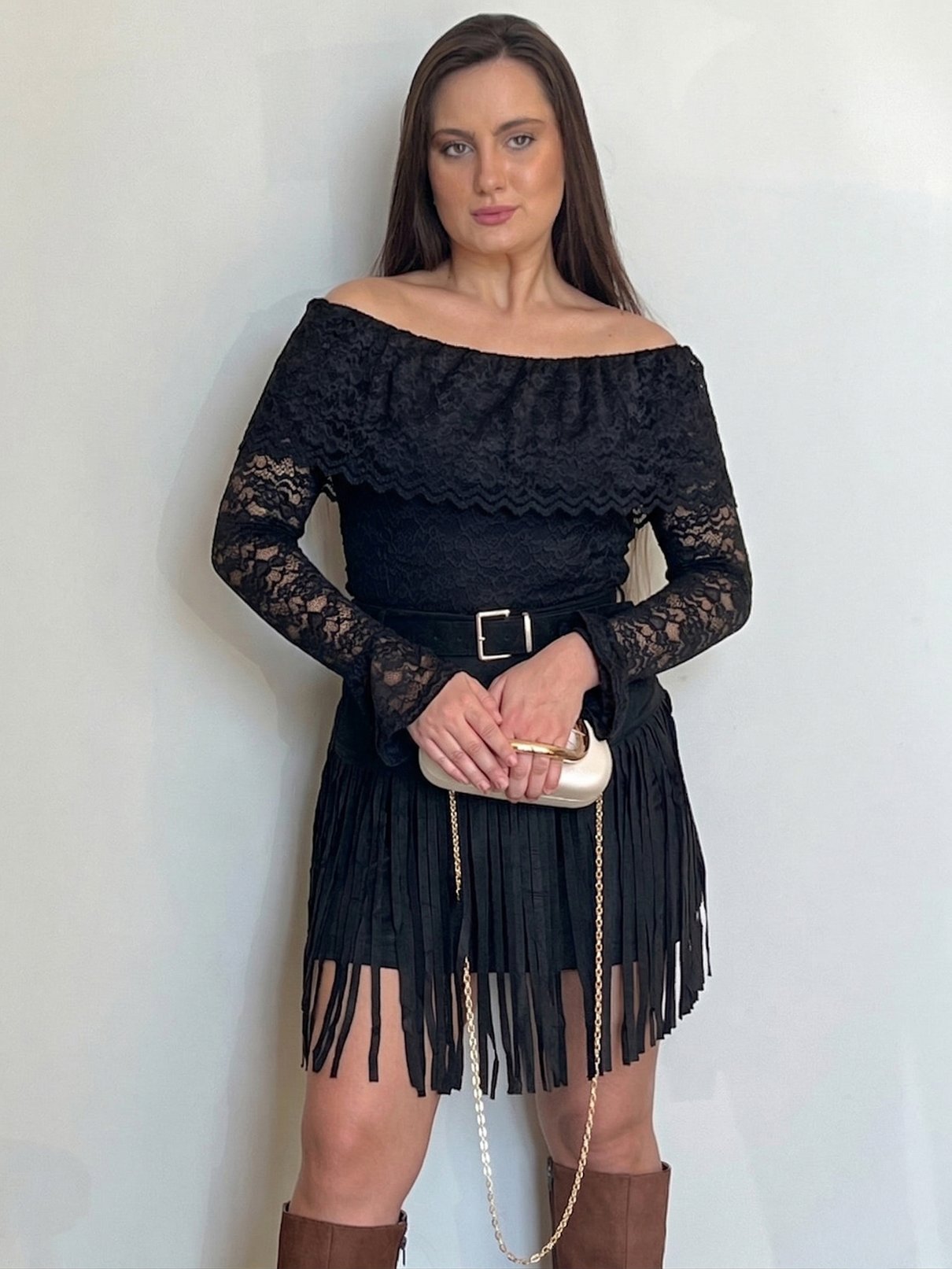 08 blusa cropped ombro a ombro com renda e manga boca de sino nicoli